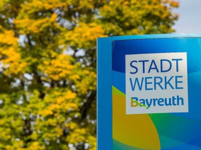 Werbeschild mit Logo der Stadtwerke Bayreuth.