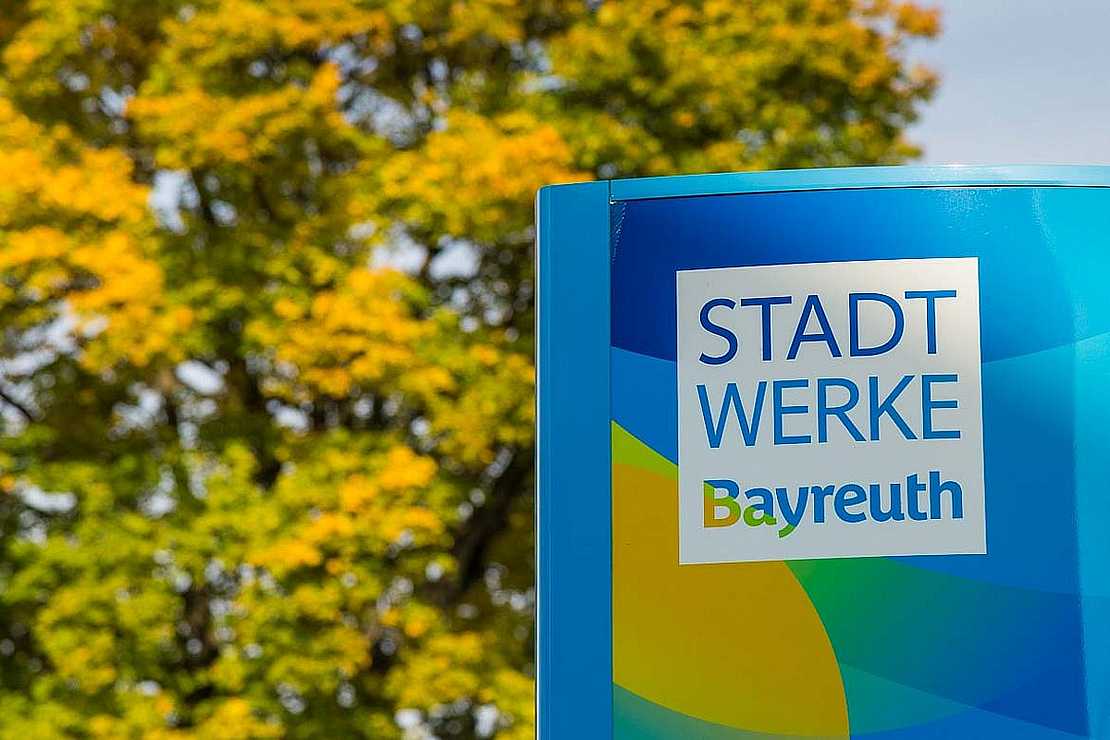 Werbeschild mit Logo der Stadtwerke Bayreuth.