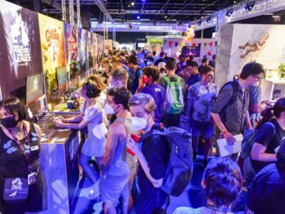 Der Messebereich für Gaming Startups ist zu sehen. Mehere Startups stellen ihre Spiele in einer gut besuchten Halle aus.