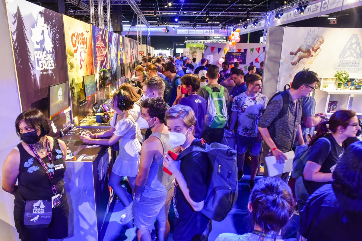 Der Messebereich für Gaming Startups ist zu sehen. Mehere Startups stellen ihre Spiele in einer gut besuchten Halle aus.