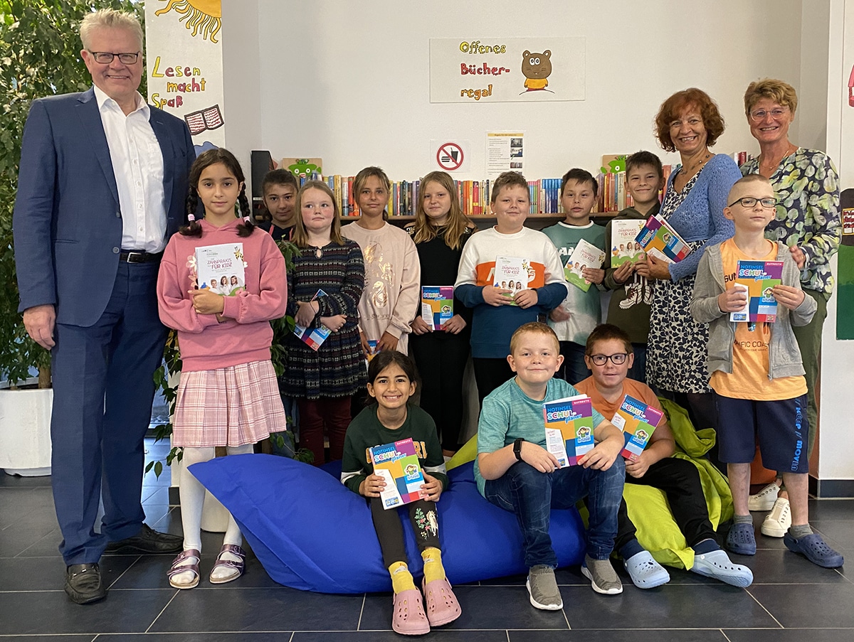 Oberbürgermeister Thomas Ebersberger (links) und Siglinde Seidler-Rieß (2. von rechts), übergaben die Hausaufgabenhefte an die Schüler/innen der 4a und an Schulleiterin Anita Strohhacker (rechts).