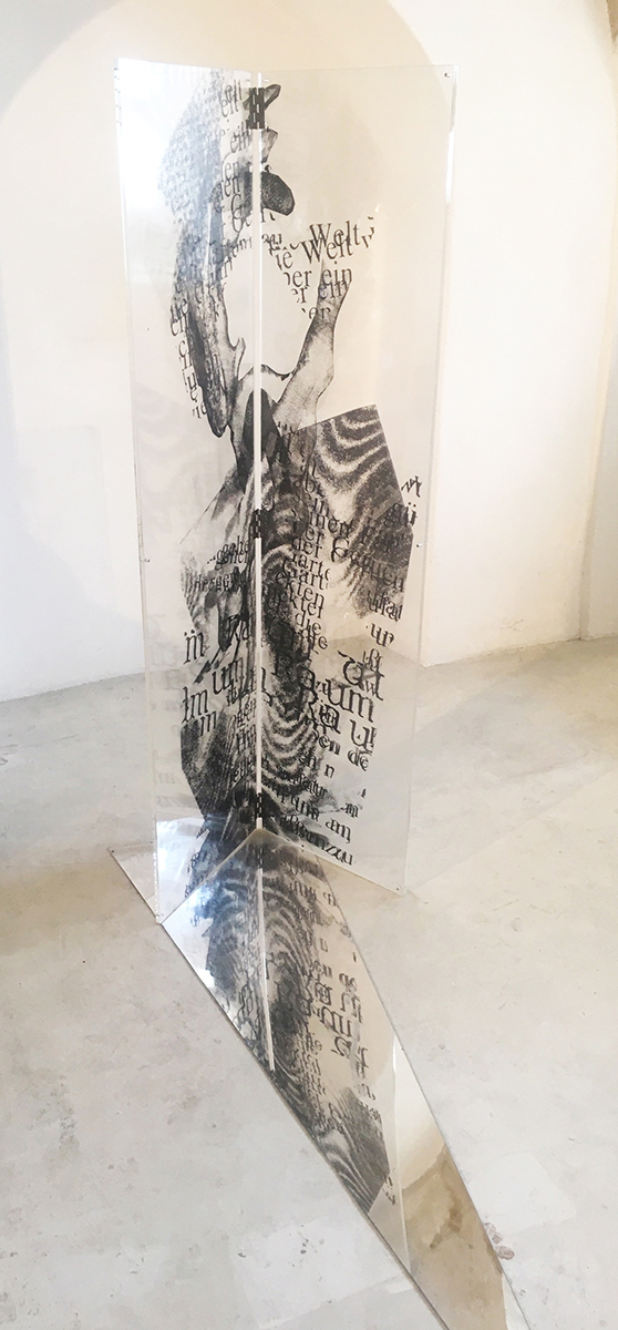 Statue aus Glasplatte bestehend mit schwarzen Linien