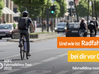 Fahrradfahrer befahren eine mehrspurige Straße.