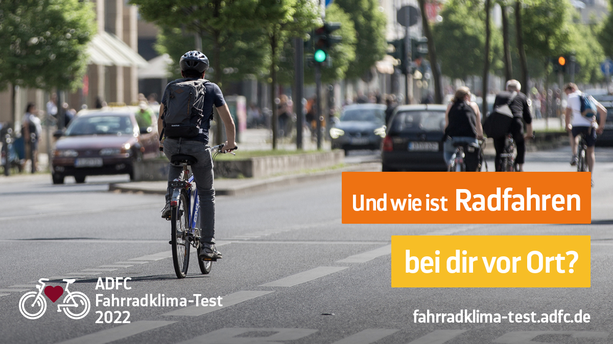 Fahrradfahrer befahren eine mehrspurige Straße.