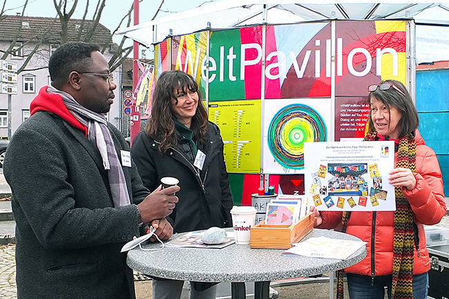 Drei_Personen_im_Dialog_am_Weltpavillon