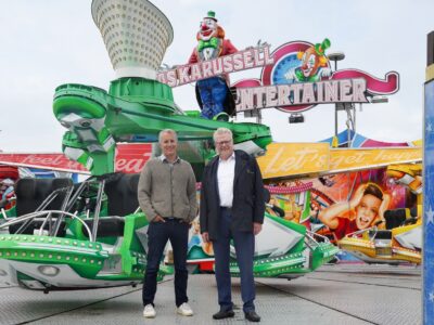 BMTG-Geschäftsführer Dr. Becher und OB Thomas Ebersberger vor Fahrgeschäften des Herbstfestes.