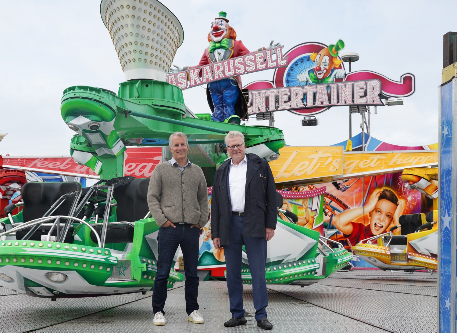 BMTG-Geschäftsführer Dr. Becher und OB Thomas Ebersberger vor Fahrgeschäften des Herbstfestes.