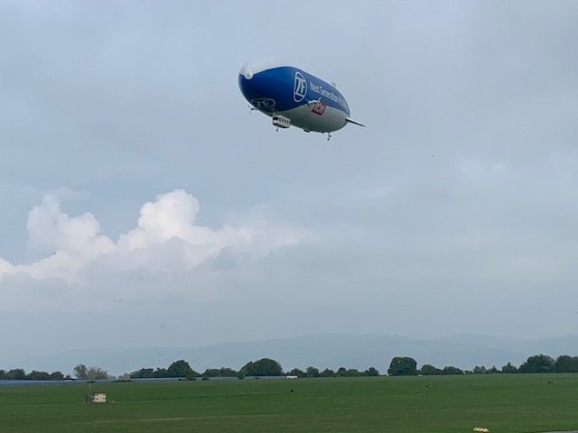Zeppelin Überflug am Flughafen Bayreuth