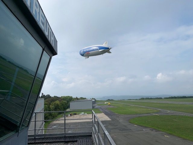 Zeppelin Überflug am Flughafen Bayreuth