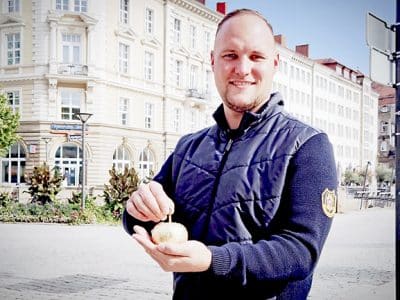 Markus Haas hält den goldenen Apfel in der Hand