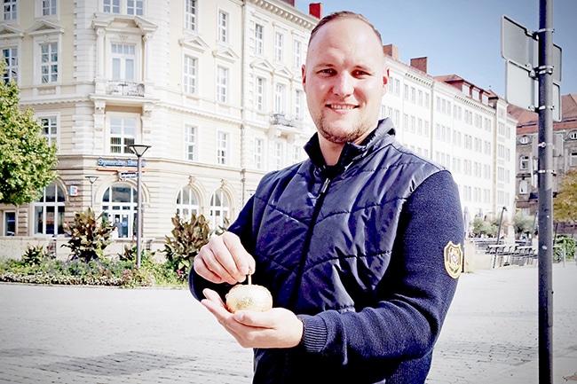 Markus Haas hält den goldenen Apfel in der Hand