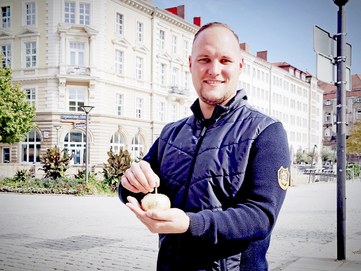 Markus Haas hält den goldenen Apfel in der Hand