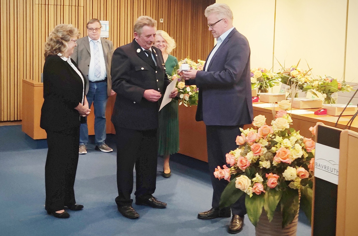 Für 50 Jahre Dienstzeit in der Freiwilligen Feuerwehr wurde Wolfgang Hohl mit dem Großen Ehrenzeichen geehrt. Wolfgang Hohl erhält von OB Ebersberger eine Urkunde.