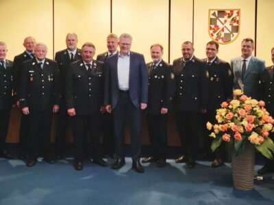 Gruppenbild mit geehrten Rettungskräften und OB Ebersberger