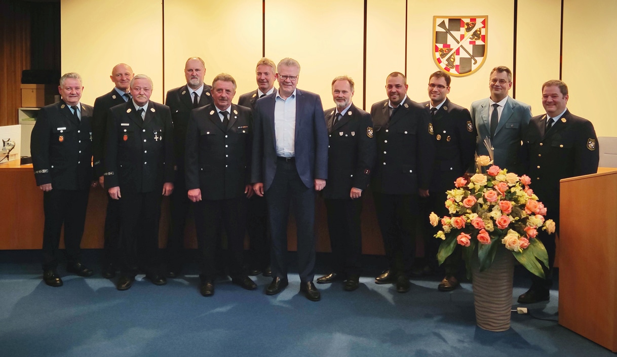 Gruppenbild mit Rettungskräften von Feuerwehr und THW, in der Mitte Oberbürgermeister Ebersberger.