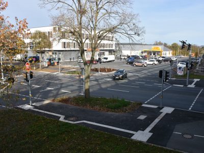 Blick auf die Kreuzung Königsallee/Hasenweg mit Ampelanlage.