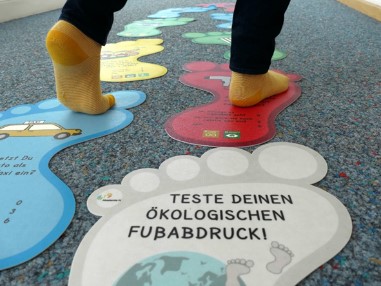 Person läuft über Fußabdrücke