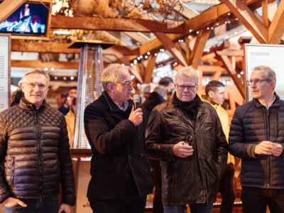 Oberbürgermeister Thomas Ebersberger begrüßt mit Michael Hohl, Uni-Präsident Stefan Leible und Markting-Leiter Manuel Becher die Neubürger*innen auf dem Winterdorf