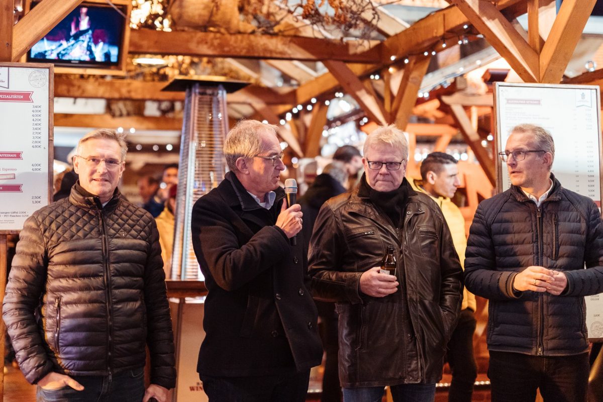 Oberbürgermeister Thomas Ebersberger begrüßt mit Michael Hohl, Uni-Präsident Stefan Leible und Markting-Leiter Manuel Becher die Neubürger*innen auf dem Winterdorf