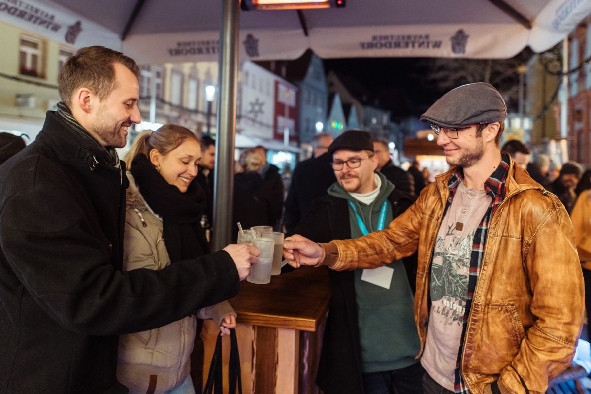 2022-11 BMTG Stadtralley-87 Vier Bürger stoßen im Rahmen des Neubürgerevents Bayreuth Liebe an.