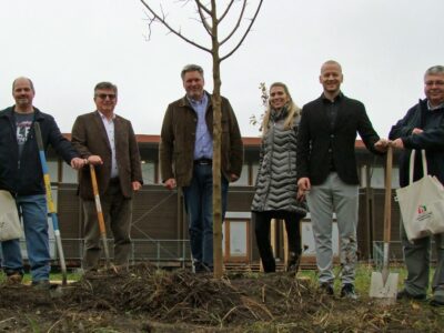 Bei der gemeinsamen Baumpflanzung in Illmitz waren dabei (von links): Jörg Grieshammer vom Stadtgartenamt Bayreuth, Josef Loos und Johannes Ehrenfeldner vom Nationalpark Neusiedler See, Maria-Anna Slaby vom Land Burgenland, der Bürgermeister von Illmitz, Maximilian Köllner, und Stadtgartenamtsleiter Robert Pfeifer aus Bayreuth.