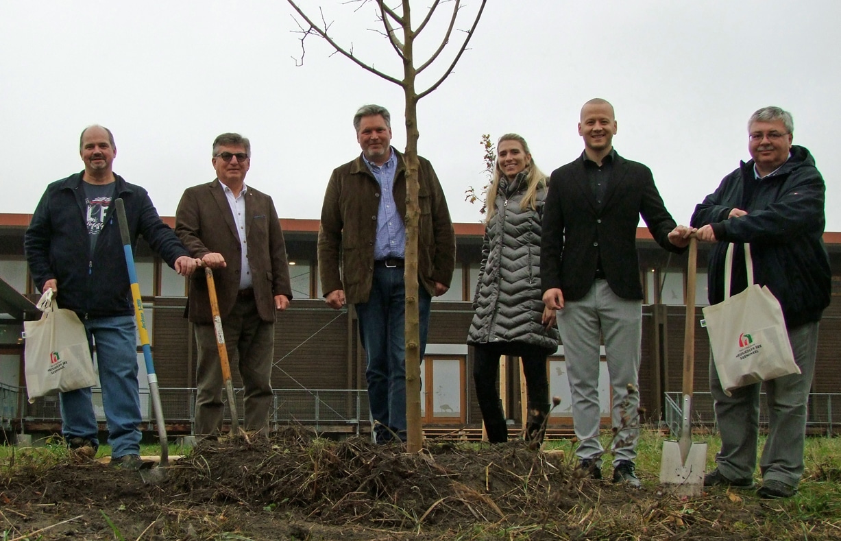 Pflanzaktion imBurgenland Bei der gemeinsamen Baumpflanzung in Illmitz waren dabei (von links): Jörg Grieshammer vom Stadtgartenamt Bayreuth, Josef Loos und Johannes Ehrenfeldner vom Nationalpark Neusiedler See, Maria-Anna Slaby vom Land Burgenland, der Bürgermeister von Illmitz, Maximilian Köllner, und Stadtgartenamtsleiter Robert Pfeifer aus Bayreuth.