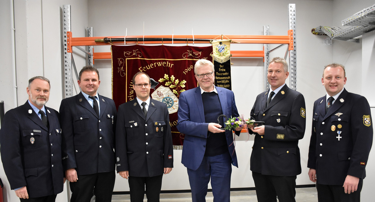Gruppenbild mit OB Ebersberger und Vertretern der Feuerwehr. | Foto: Andreas Türkr
