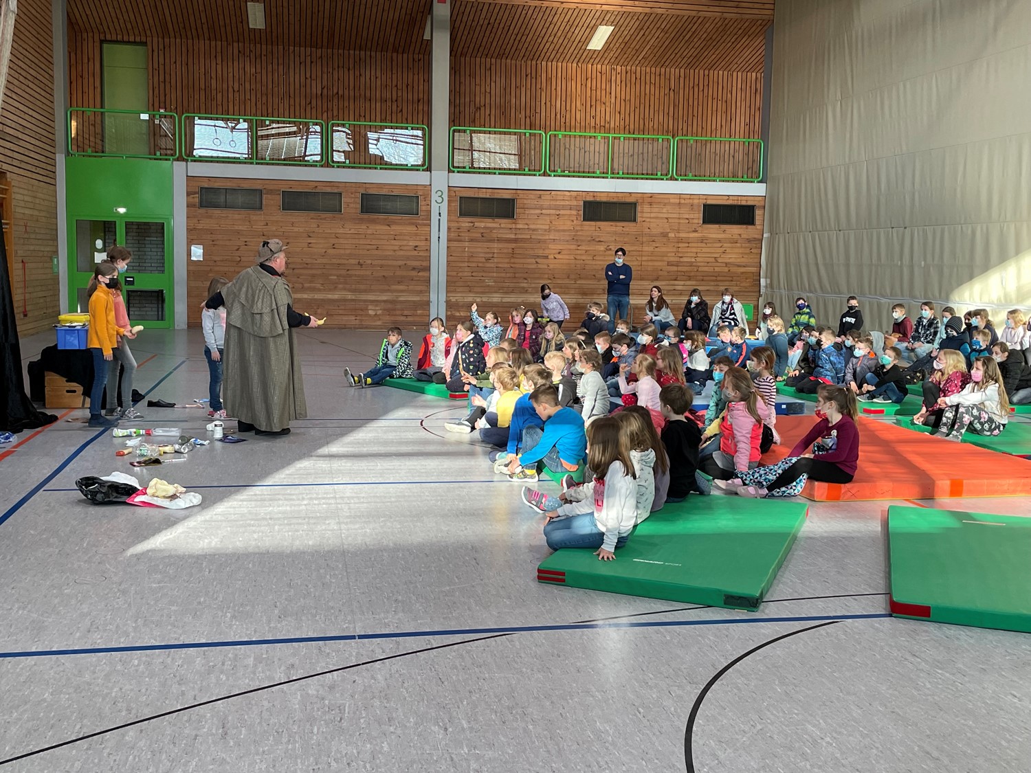 Aufführung Theater vor Grundschülern in Turnhalle