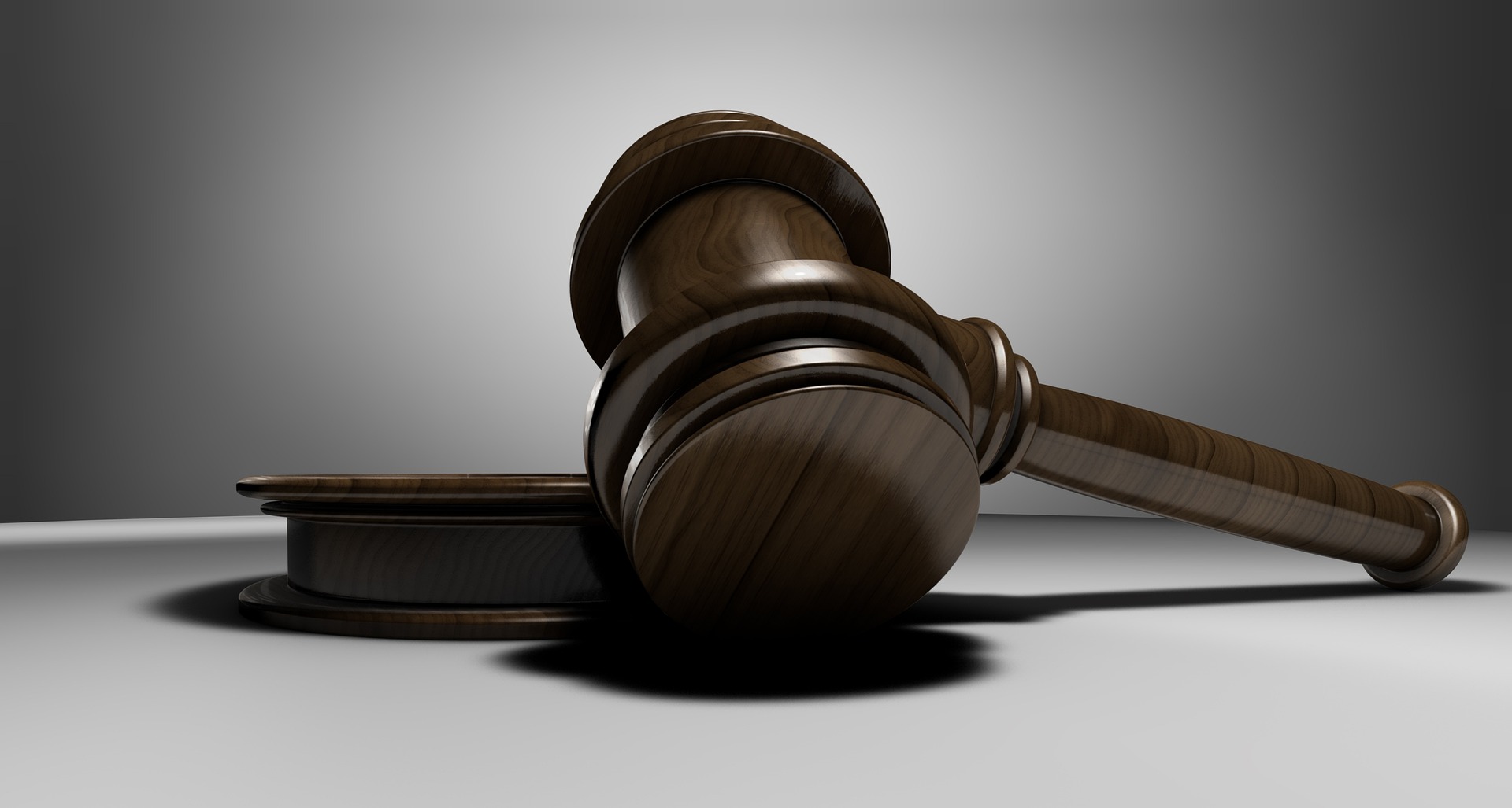 Justiz Ein Richterhammer liegt auf einen Tisch. | © Pixabay