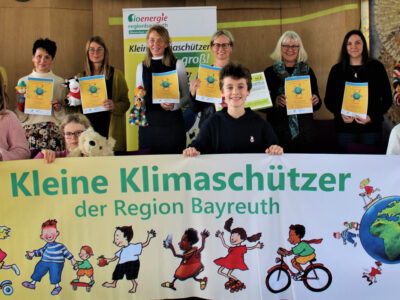 Gruppenbild der Kleinen Klimaschützer mit Transparent.