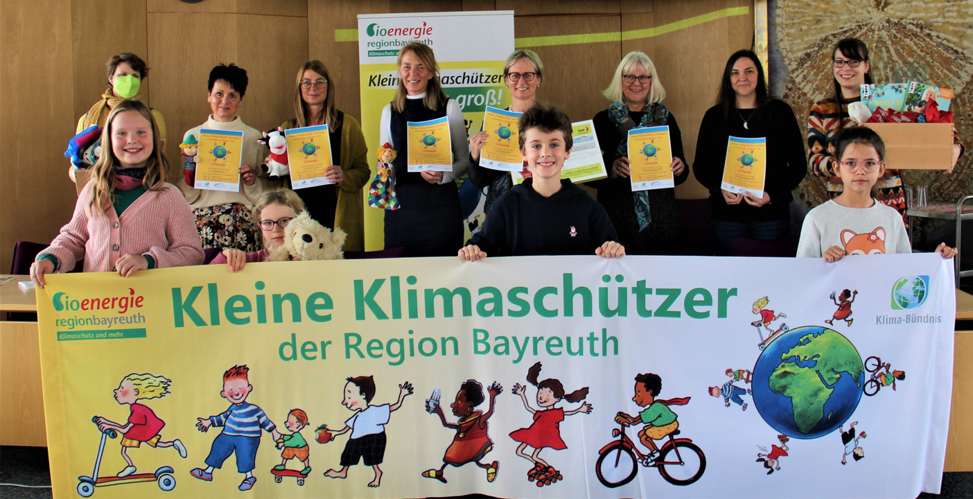 Gruppenbild der Kleinen Klimaschützer mit Transparent.