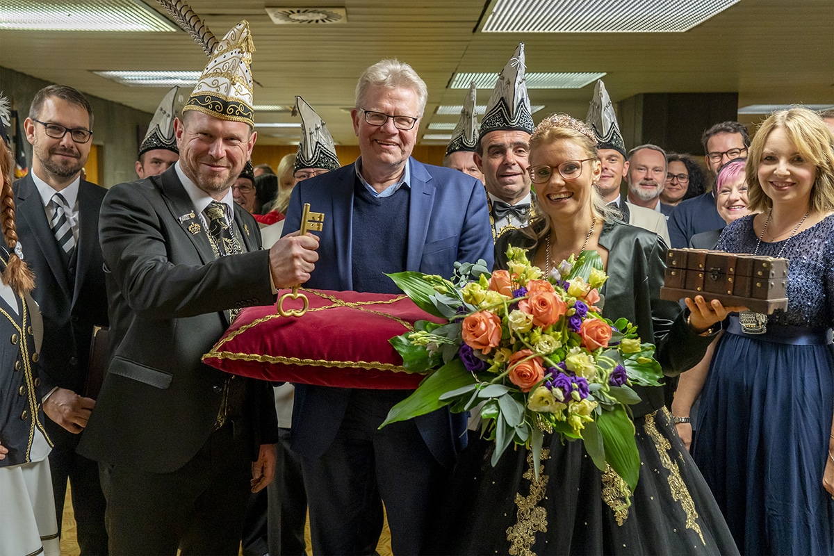 Schluesseluebergabe-2022 OB Ebersberger inmitten des Prinzenpaares