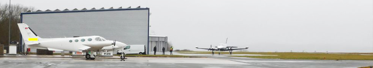 Flugzeuge vor Hangar am Airport Bayreuth