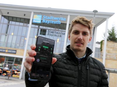 Verkehrsplaner Vincent Feige hält ein Handy in der Hand. | Foto: Stadtwerke Bayreuth