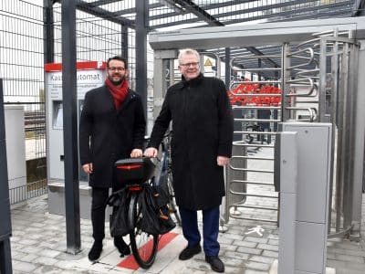 OB Ebersberger und Bürgermeister Zippel mit Fahrrad vor dem neuen Fahrrad-Parkhaus.