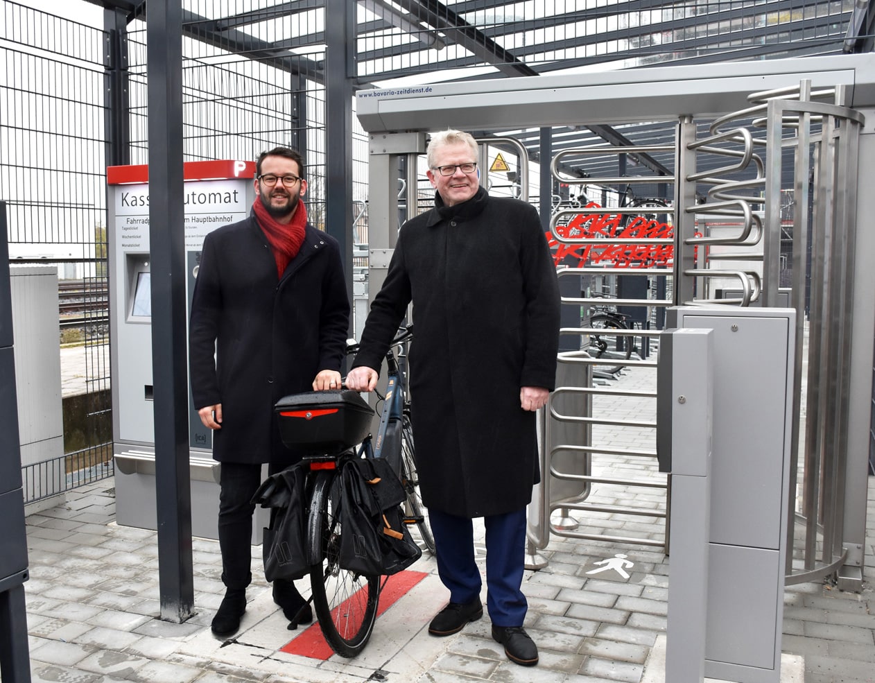 OB Ebersberger und Bürgermeister Zippel mit Fahrrad vor dem neuen Fahrrad-Parkhaus.
