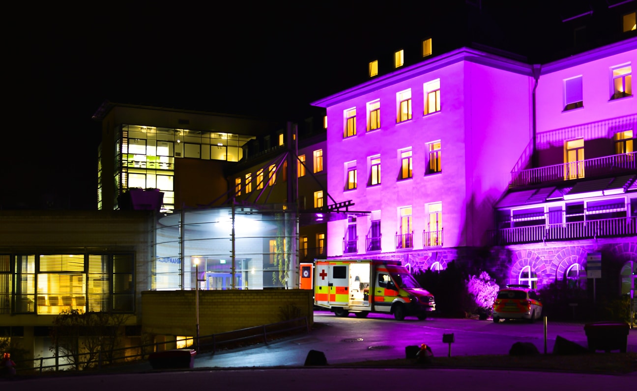 Lila angestrahlte Fassade des Krankenhauses Hohe Warte Lila angestrahlte Fassade des Krankenhauses Hohe Warte