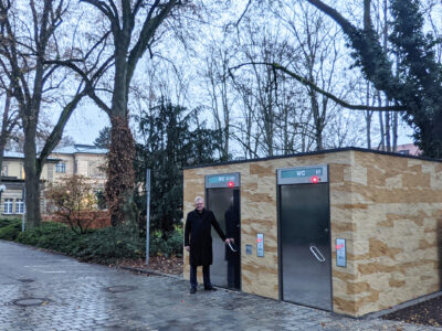 OB Ebersberger steht vor der Eingangstür der WC-Anlage.