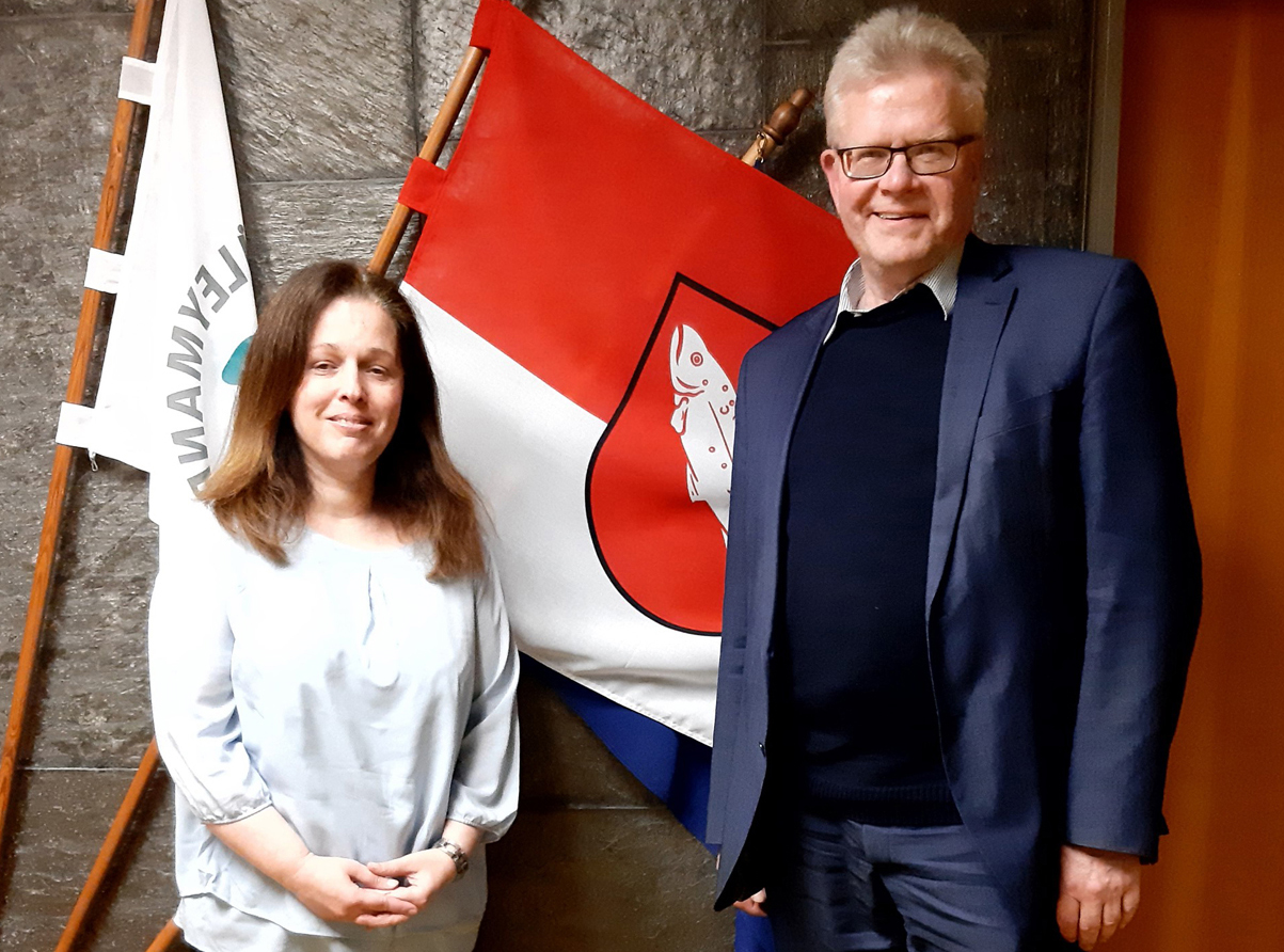 Generalkonsulin Generalkonsulin Pereira da Silva und OB Ebersberger von der Stadtflagge von Annecy.
