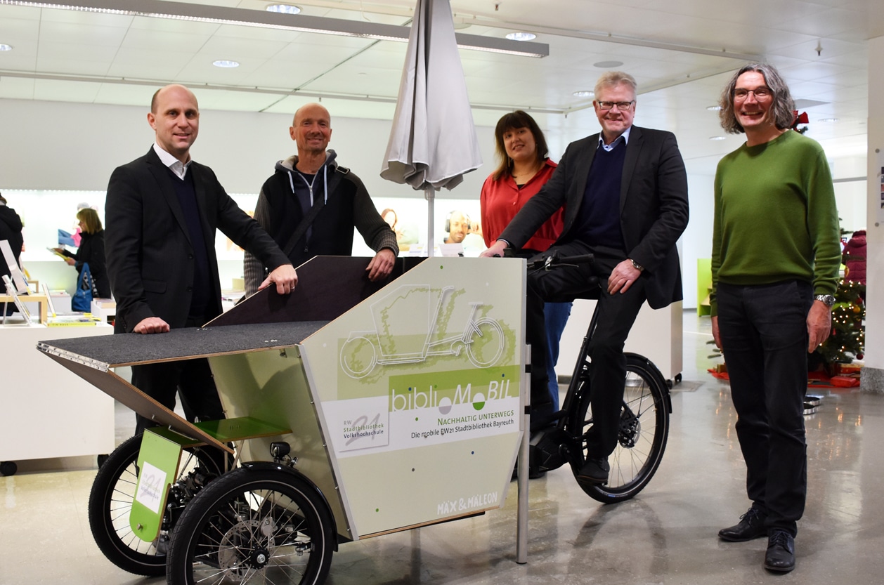 724 Lastenfahrrad OB Ebersberger sitzt auf einen Lastenrad. Um ihn herum gruppieren sich Mitarbeiter/innen der Stadtbibliothek und Kulturreferent Stegmayer. Foto: Andreas Türk