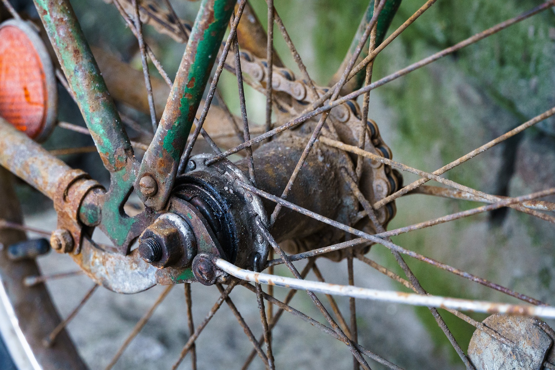 Ein verrostetes Hinterrad eines Fahrrads. | Foto: Pixabay