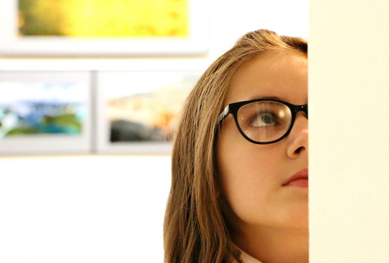 Eine junge Frau betrachtet ein Bild in einer Galerie. | Foto: Pixabay