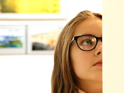 Eine junge Frau betrachtet ein Bild in einer Galerie. | Foto: Pixabay