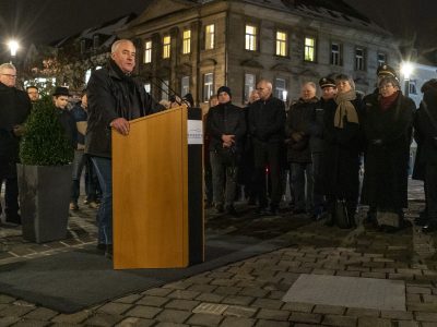 Der Beauftragte der Bayerischen Staatsregierung gegen Antisemitismus, Dr. Ludwig Spaenle, steht an einem Rednerpult. | Foto: A. Harbach