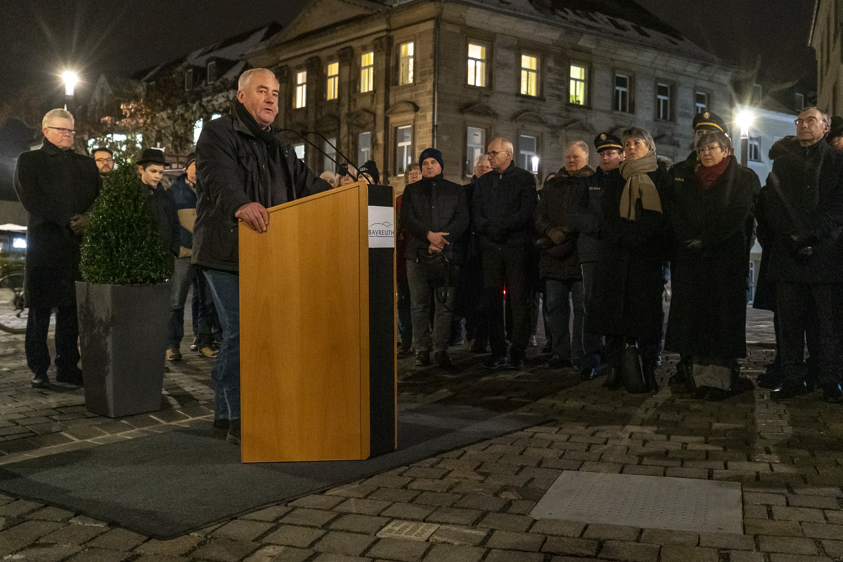 Der Beauftragte der Bayerischen Staatsregierung gegen Antisemitismus, Dr. Ludwig Spaenle, steht an einem Rednerpult. | Foto: A. Harbach
