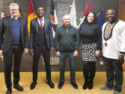 Unser Bild zeigt (von links) Oberbürgermeister Thomas Ebersberger, Ibrahim Mahamat Zene, Vitali Nowochatzki, Integrationslotsin Celile Aydinlioglu und Integrationsbeauftragten Ibukun Koussemou.