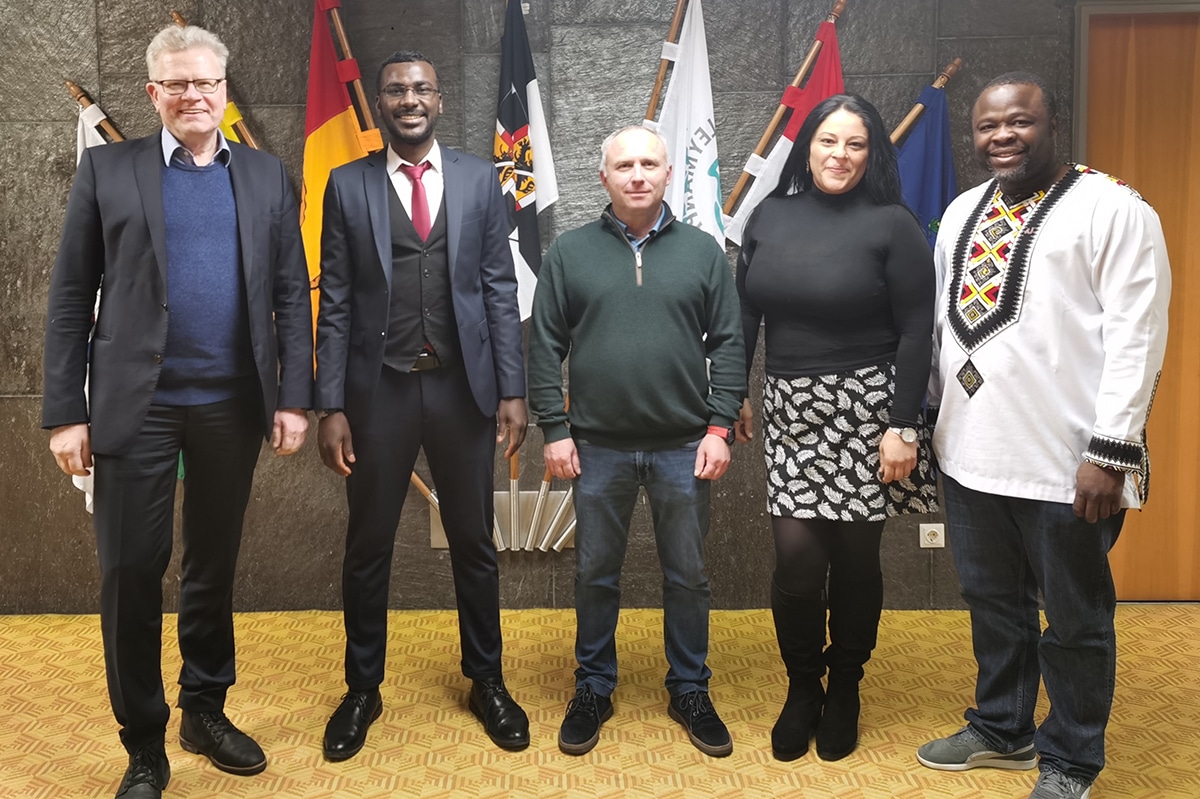 Unser Bild zeigt (von links) Oberbürgermeister Thomas Ebersberger, Ibrahim Mahamat Zene, Vitali Nowochatzki, Integrationslotsin Celile Aydinlioglu und Integrationsbeauftragten Ibukun Koussemou.