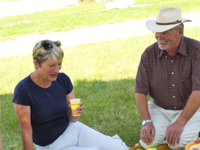 Internationaler Austausch bei einem gemeinsamen Picknick auf der Wiese.