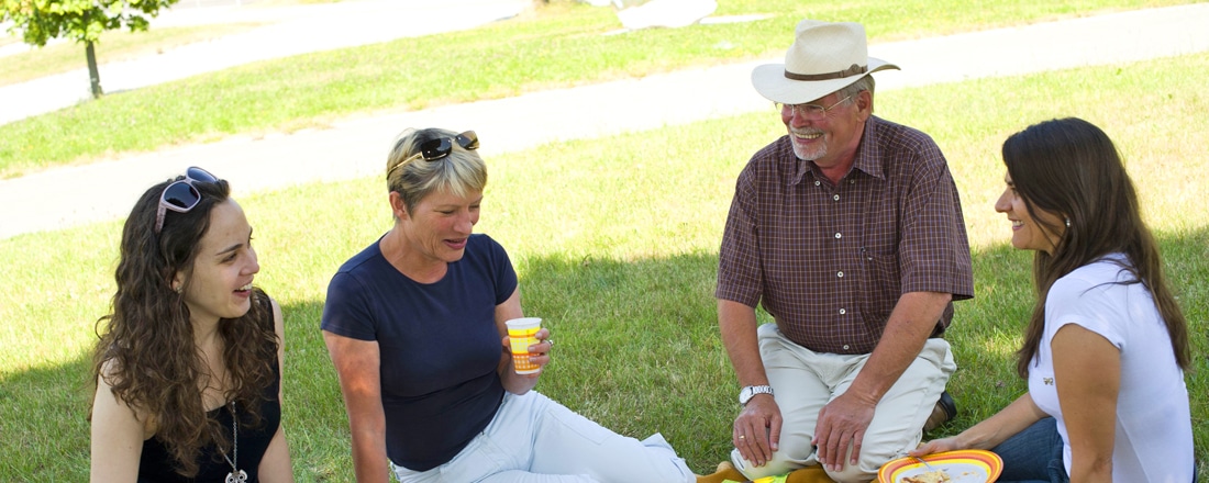 Internationaler Austausch bei einem gemeinsamen Picknick auf der Wiese.