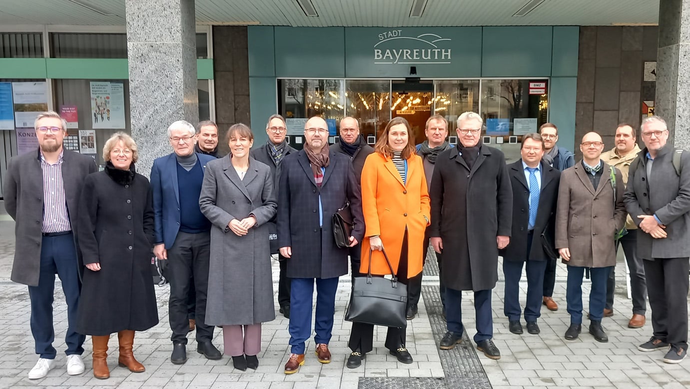 Gruppenfoto vor dem Eingang des Rathauses.